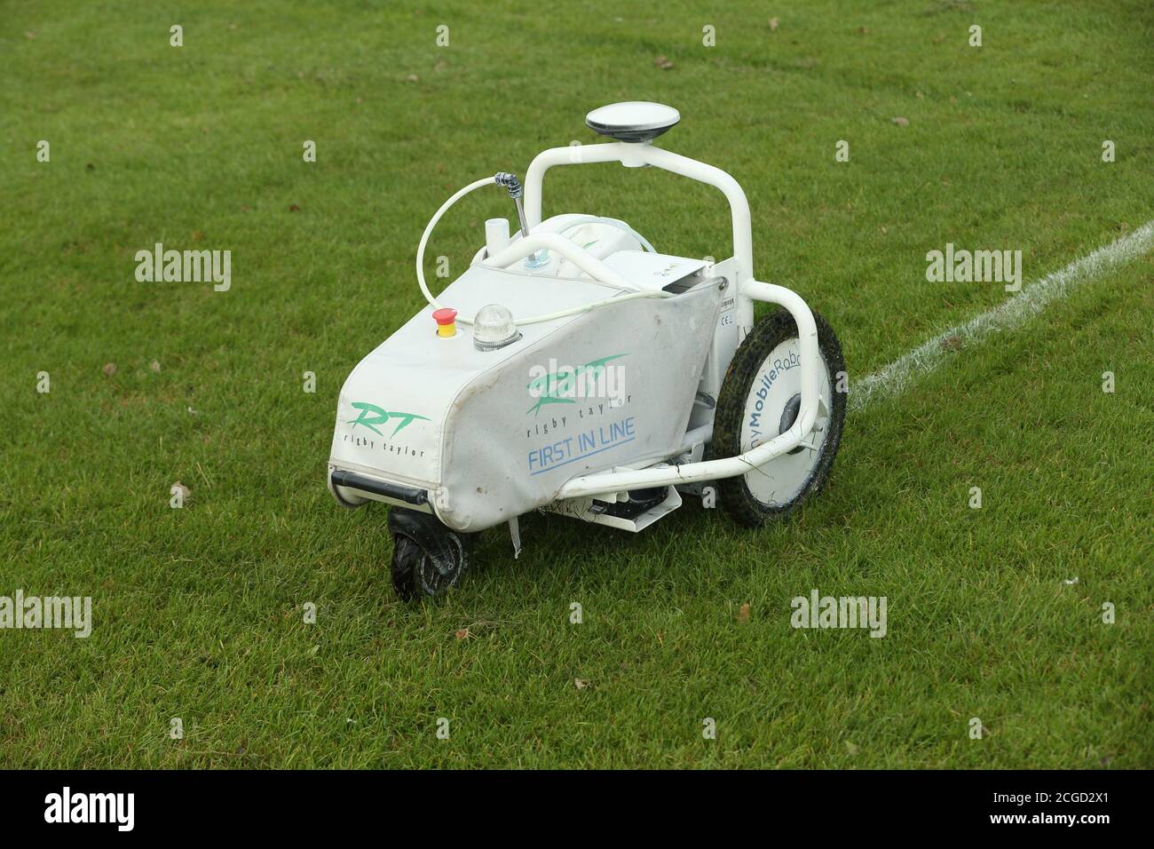 Roboter automatische weiße Linie Lackiermaschine, die auf Gras in Ein Sportplatz Stockfoto