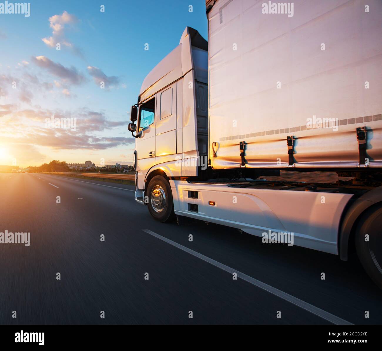 Beladen europäischen LKW auf der Autobahn in schönen Sonnenuntergang Licht. Auf der Straße Transport und Fracht. Stockfoto
