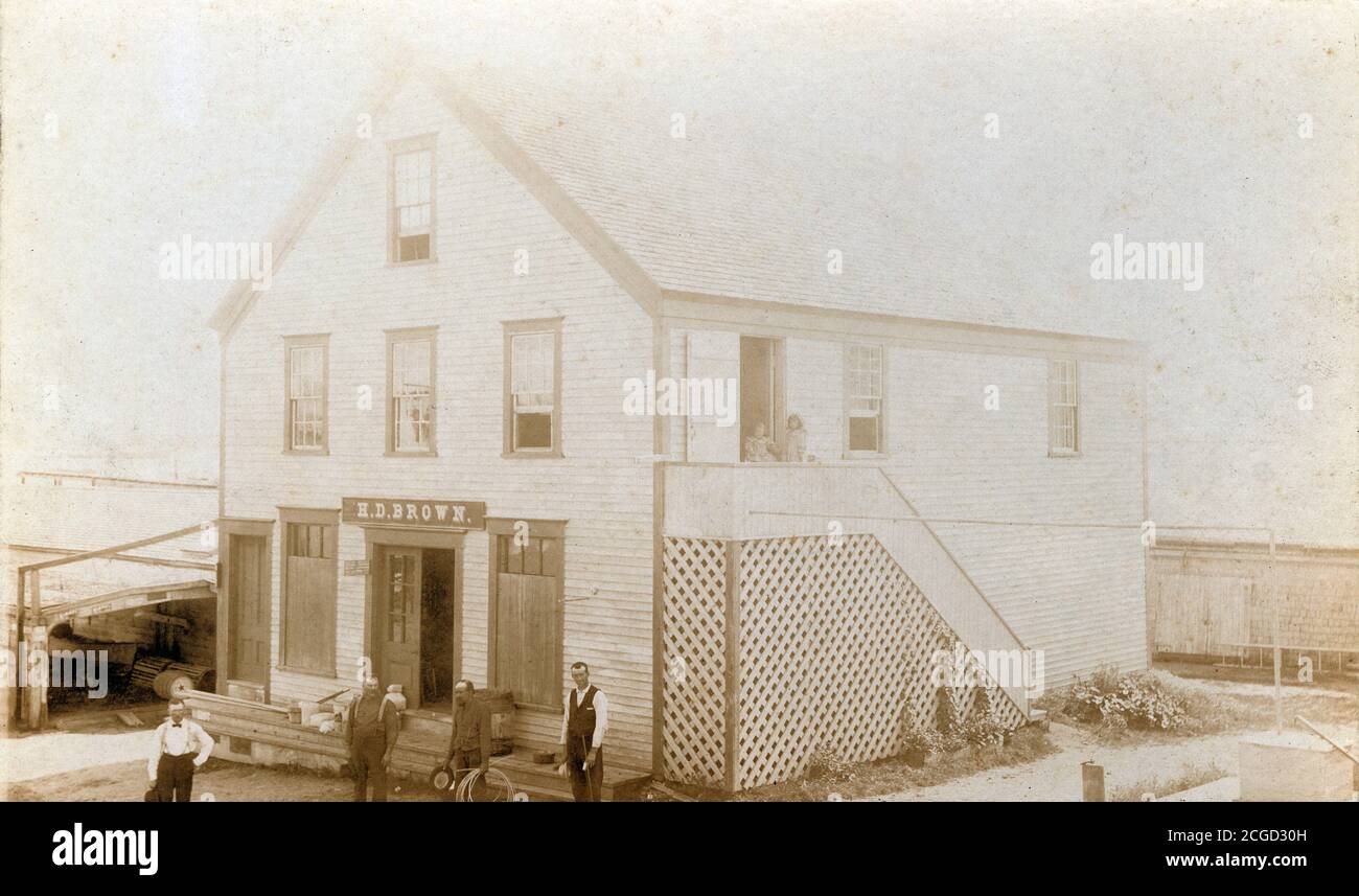 Antike c1890 Foto von Eigentümern, Mitarbeitern und Familie von H.D. Brown Store außerhalb ihres Gebäudes. Basierend auf den Artikeln außerhalb, es ist ein Hardware-oder allgemeine Waren-Shop. Genaue Lage unbekannt, aber in der Nähe von Boston, Massachusetts, USA. QUELLE: ORIGINALFOTO Stockfoto