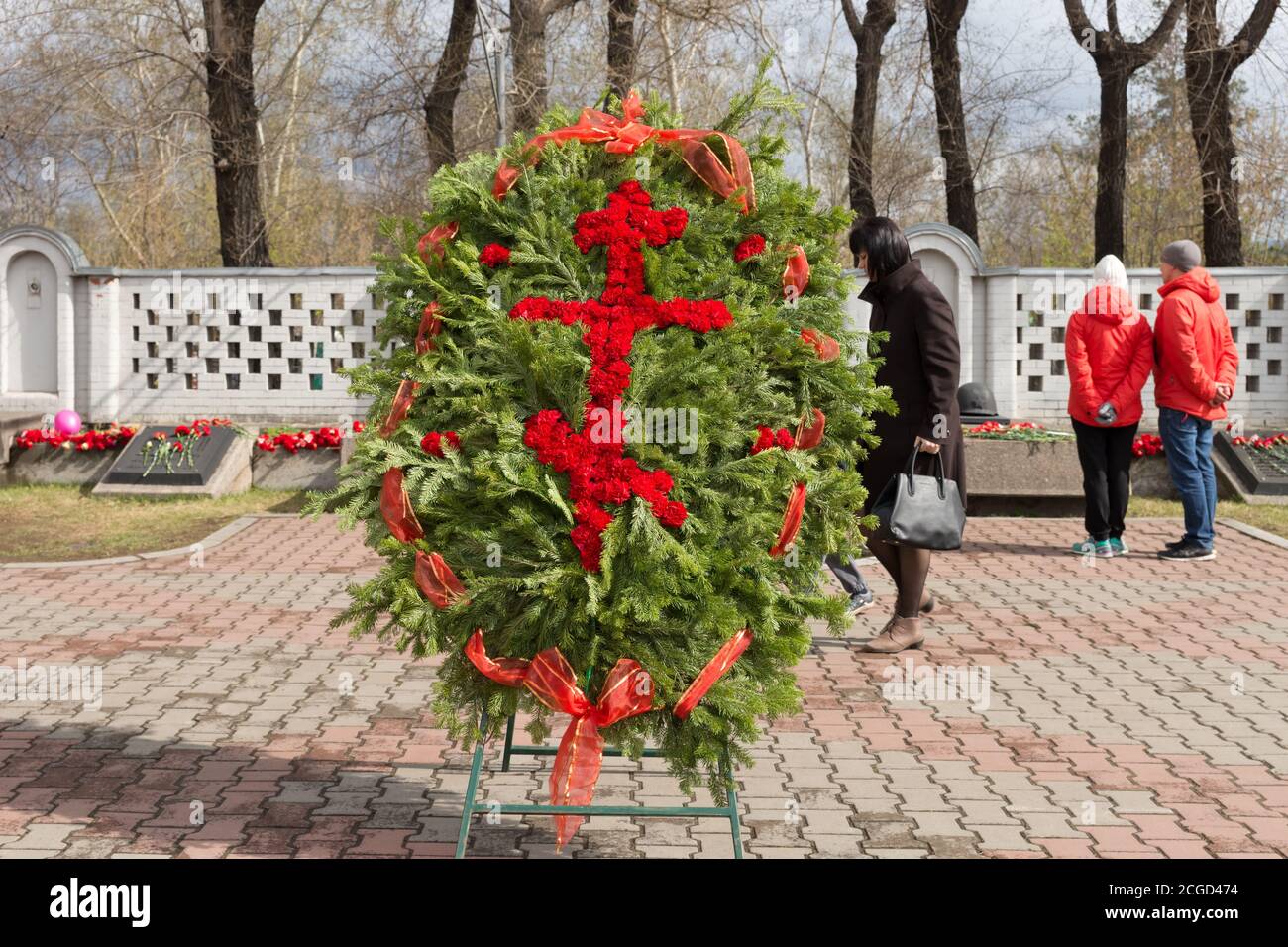 Am 9. Mai steht auf dem Platz des Siegedenkmals ein Begräbniskranz aus grünen Nadelbäumen mit einem Kreuz aus roten Nelken. Krasnojarsk. Russi Stockfoto