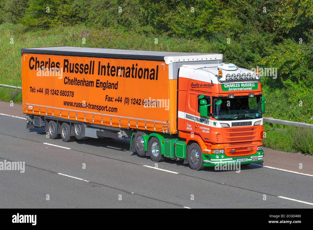 Charles Russell International, Cheltenham England; Spedition Delivery Trucks, LKW, Transport, orange LKW, Frachtführer, R620 Scania Vehicle, European Commercial Transport industry LKW, M6 in Manchester, UK Stockfoto