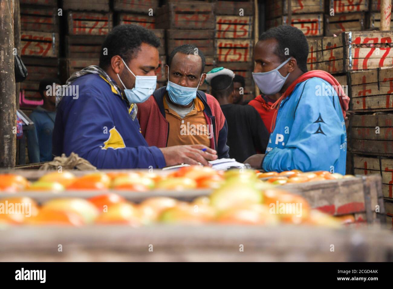 Addis Abeba, Äthiopien. September 2020. Die Menschen sind vor den Neujahrsfeiern in Äthiopien auf dem Atkilt Tera Markt in Addis Abeba, der Hauptstadt Äthiopiens, am 9. September 2020 beschäftigt. Das äthiopische Neujahr, oder Enkutatash in amharischer Sprache, fällt auf September 11 (oder September 12 während eines Schaltjahres), da die ostafrikanische Nation einen einzigartigen Kalender verwendet, der sein Jahr sieben bis acht Jahre hinter dem Gregorianischen Kalender zählt. Quelle: Michael Tewelde/Xinhua/Alamy Live News Stockfoto