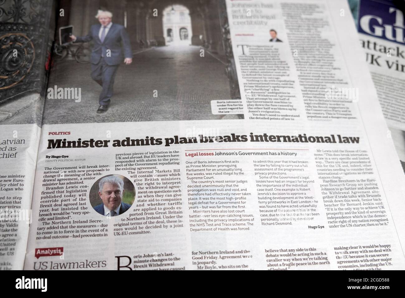 Brandon Lewis "Meister gibt zu, dass Plan internationales Recht bricht" i Zeitung Headline article inside page 9. September 2020 in London England VEREINIGTES KÖNIGREICH Stockfoto