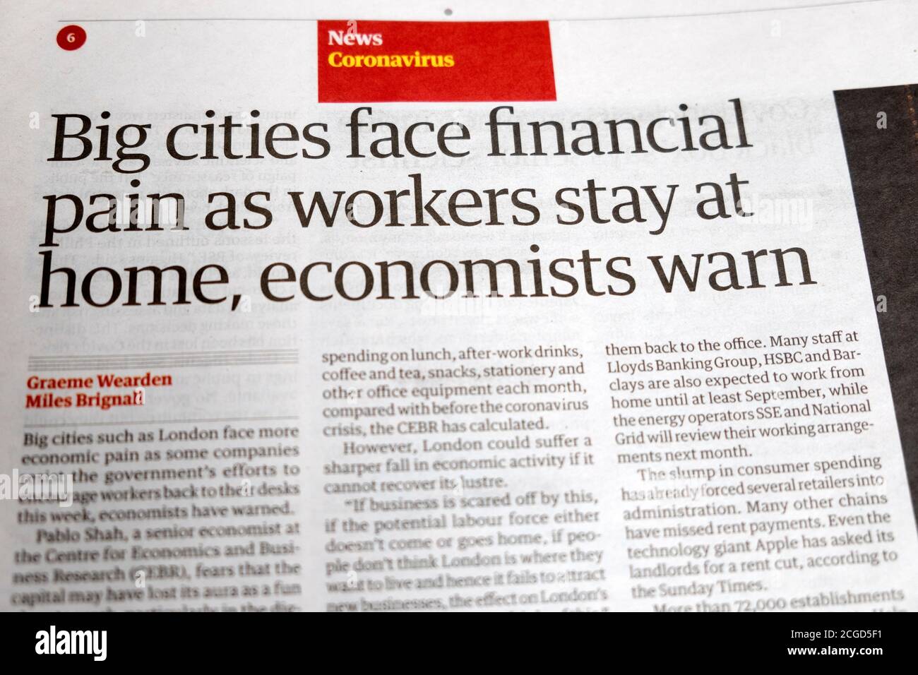 "Große Städte stehen vor finanziellen Schmerzen, wenn Arbeiter zu Hause bleiben, warnen Ökonomen" Coronavirus-Nachrichten in der Zeitung Guardian Schlagzeile 2020 London England Großbritannien Stockfoto
