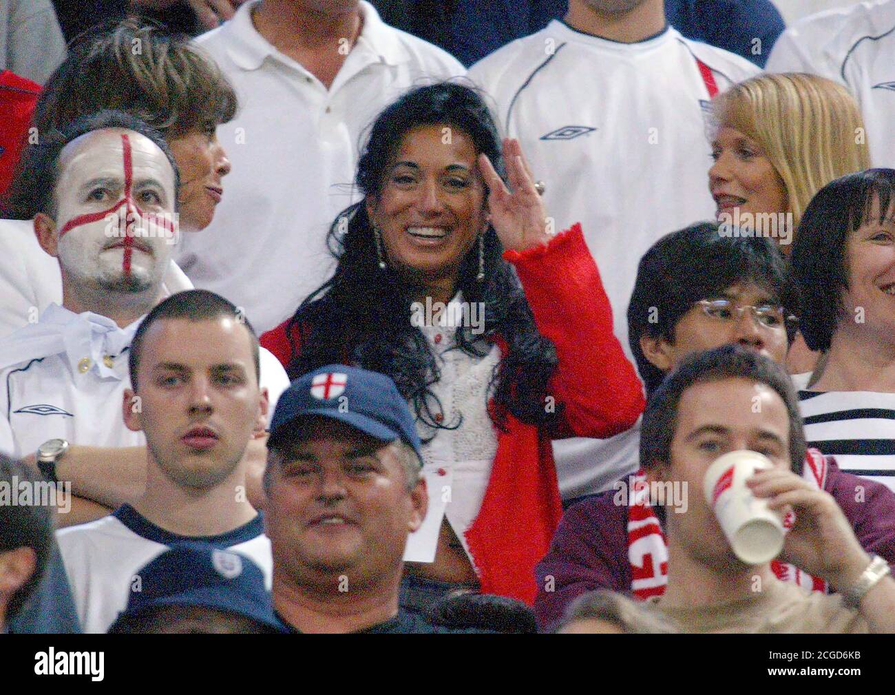 NANCY DELL'OLIO FREUNDIN VON SVEN GORAN ERIKSSON WATCES DAS SPIEL ENGLAND GEGEN ARGENTINIEN JAPAN WM-SPIEL, SAPPORO 07/06/2002.BILD : MARK SCHMERZ Stockfoto