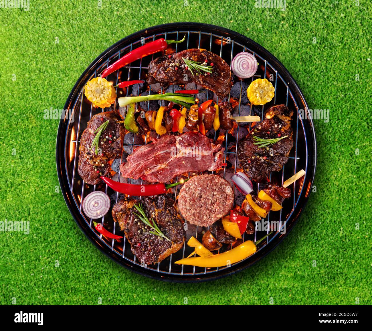 Blick von oben auf die frisches Fleisch und Gemüse vom Grill auf Gras gelegt. Grill, Grill und Essen Konzept Stockfoto