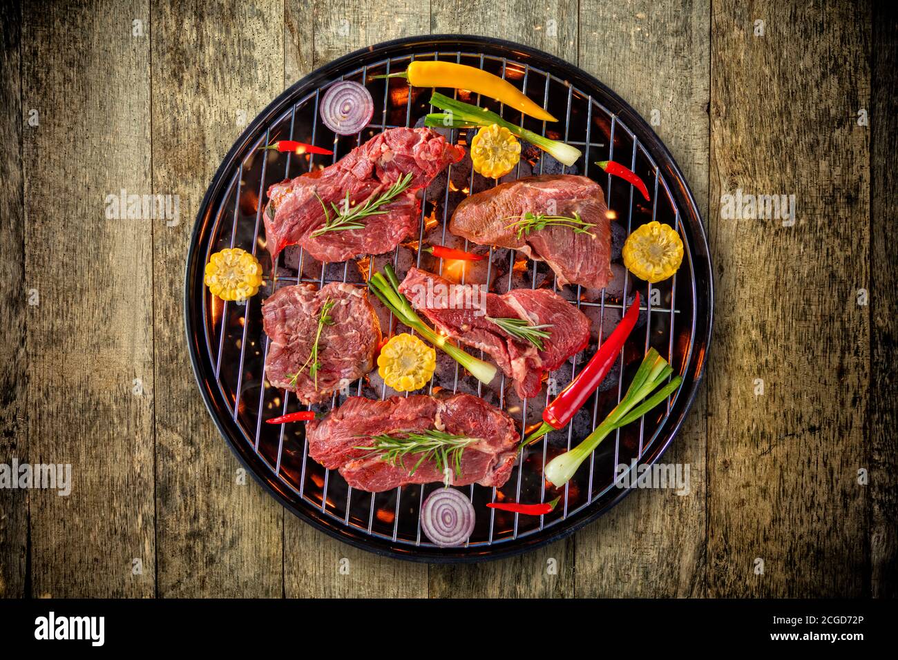 Blick von oben auf die frisches Fleisch und Gemüse vom Grill auf hölzernen  Boden. Grill, Grill und Essen Konzept Stockfotografie - Alamy