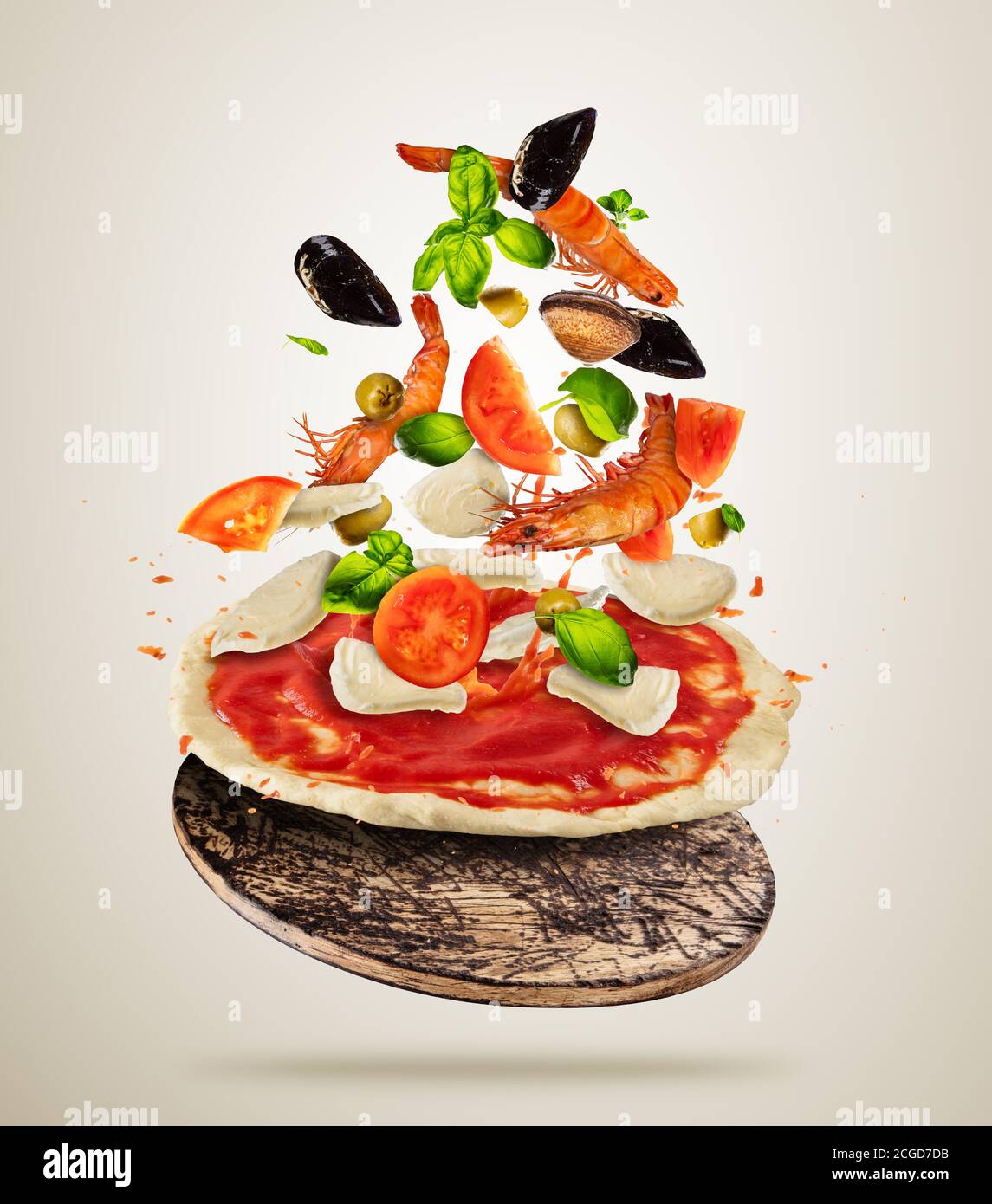 Konzept der fliegenden Gemüse-und Meeresfrüchte-Zutaten mit Pizzateig, isoliert auf grauem Hintergrund. Zubereitung von Speisen, frische Mahlzeit bereit zum Kochen. Bsp Stockfoto