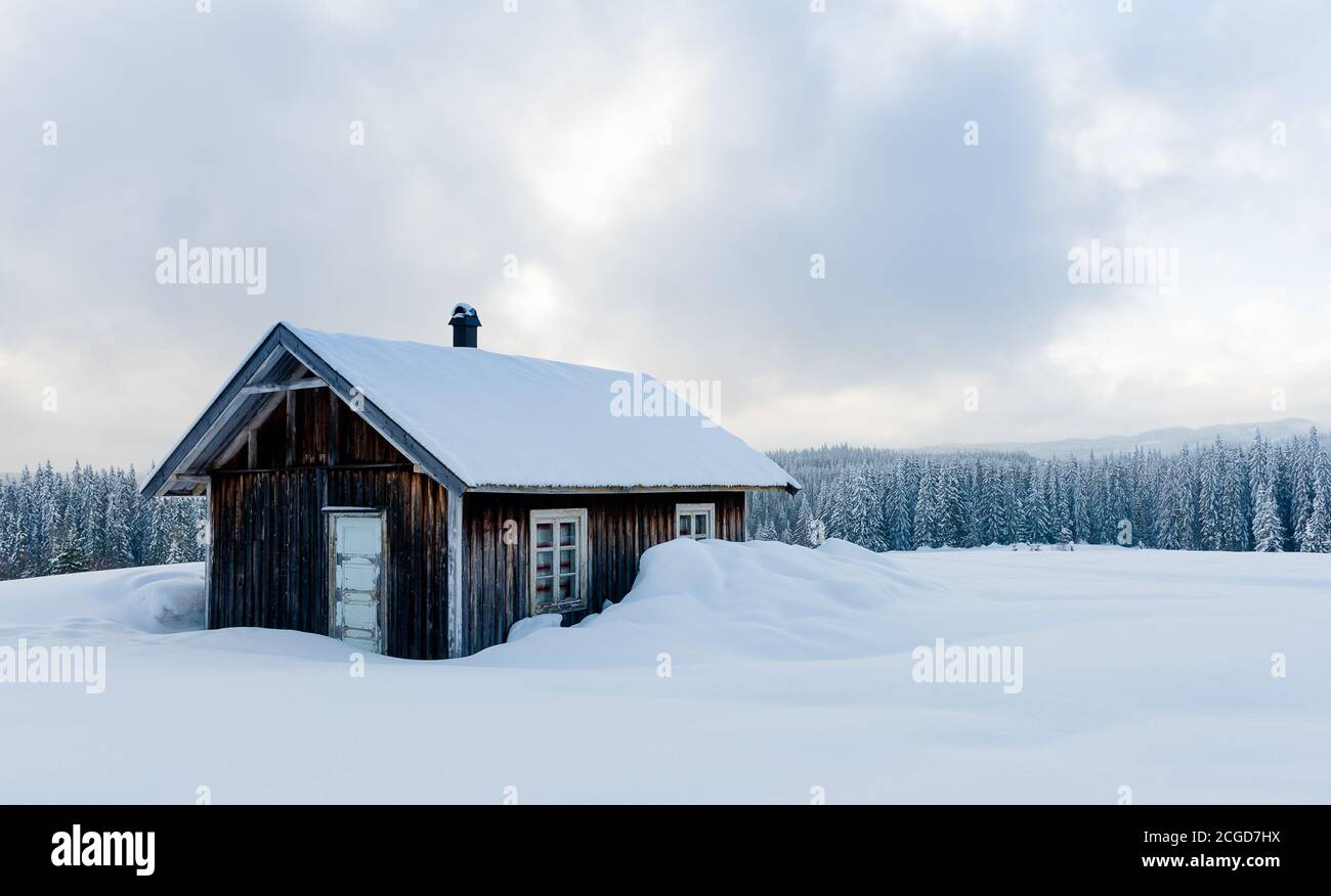 Alte hölzerne Berghütte in frostiger Winterlandschaft, Norwegen Stockfoto