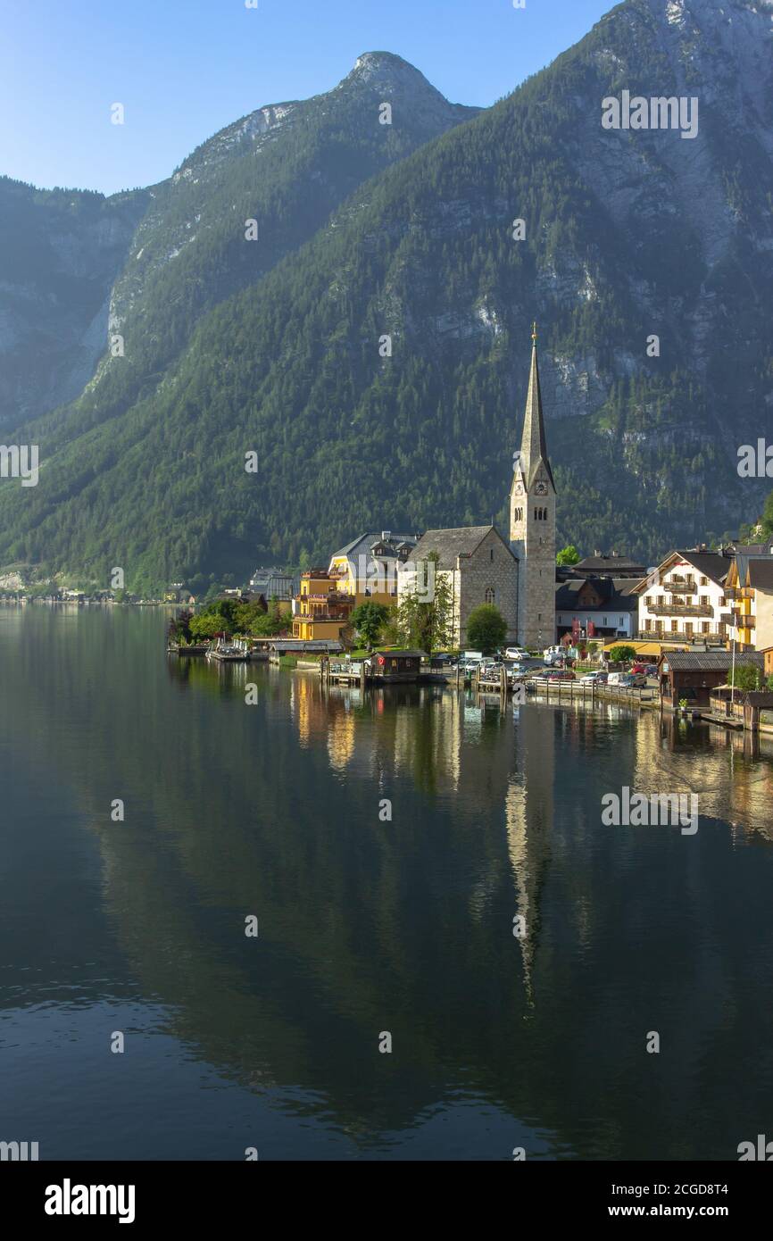 Berühmte schöne österreichische Bergstadt Hallstatt zwischen dem Ufer des Hallstatter See und den Hängen des Dachsteinmassivs gelegen. Salzkammergut Stockfoto