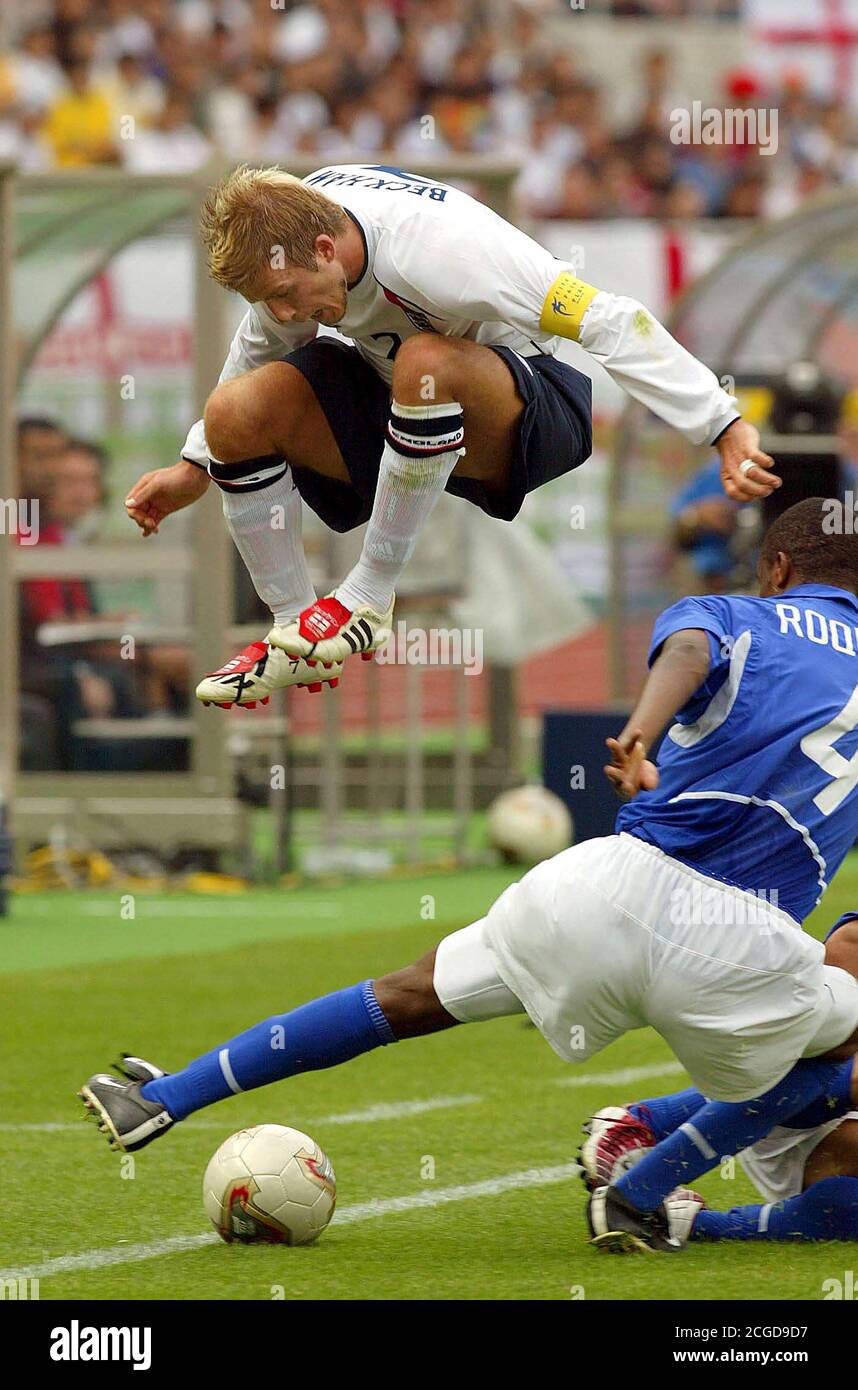 DAVID BECKHAM SPRINGT, UM EINE BRASILIANISCHE HERAUSFORDERUNG IN DER WM ZU VERMEIDEN - 15/7/2002 ENGLAND GEGEN BRASILIEN. JAPAN WM FOTO:© MARK PAIN / ALAMY Stockfoto