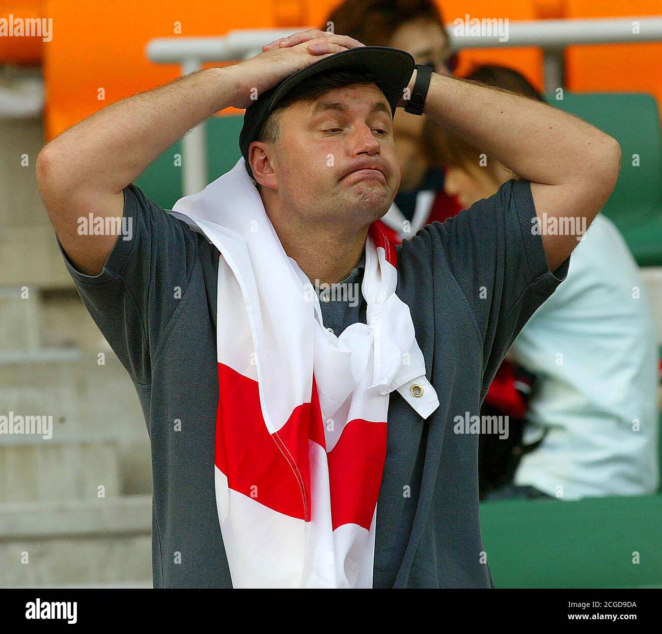 EIN ENGLAND-FAN KANN DIE NIEDERLAGE SEINES TEAMS GEGEN BRASILIEN NICHT GLAUBEN. JULI 2002 ENGLAND GEGEN BRASILIEN - JAPAN WM BILDNACHWEIS : © MARK PAIN / ALAMY Stockfoto