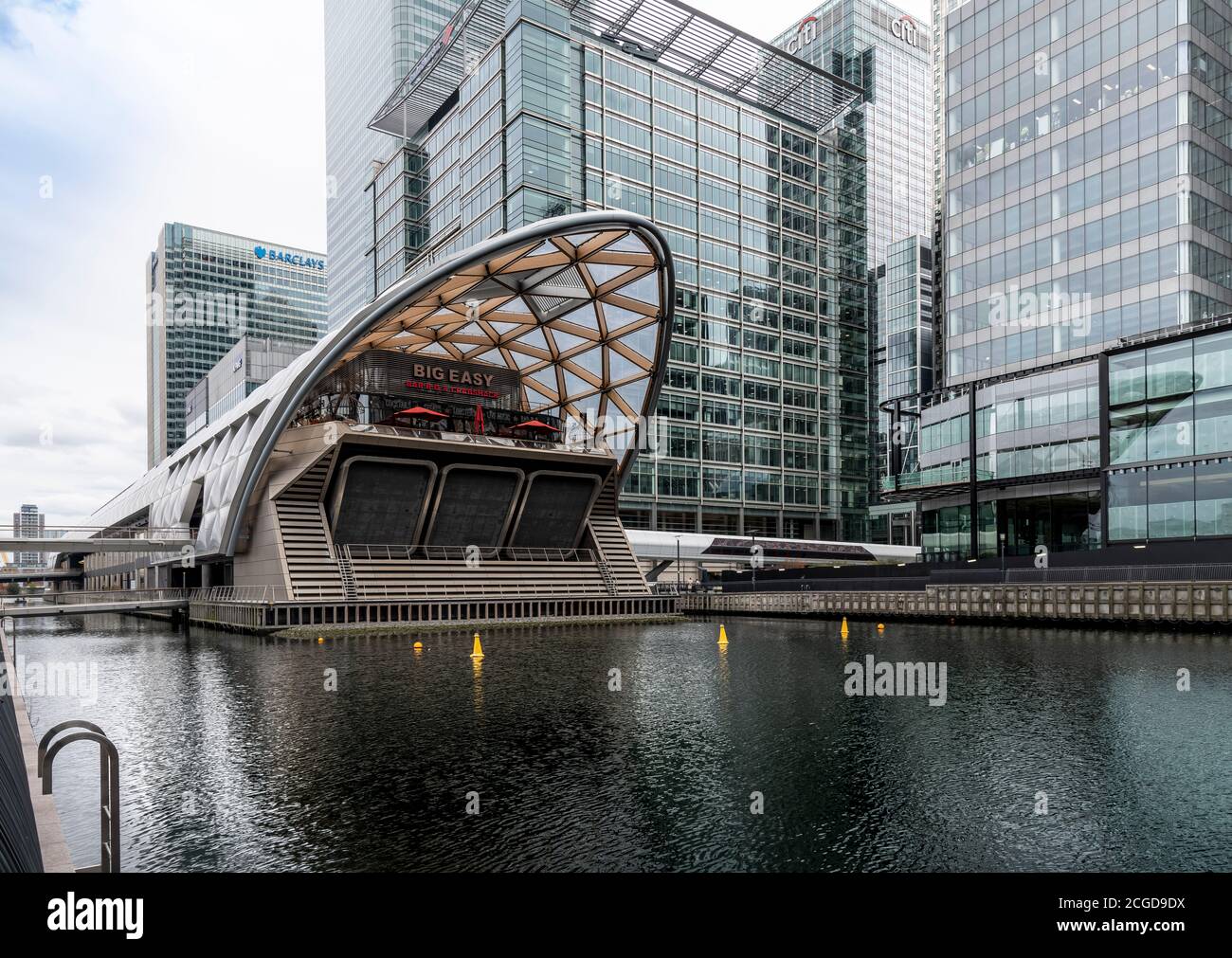 Crossrail Place ist ein gigantisches neues Gebäude, das den neuen Canary Wharf Crossrail-Bahnhof darunter abdeckt. Wohnungsshops sowie ein kostenloser Dachgarten. Stockfoto