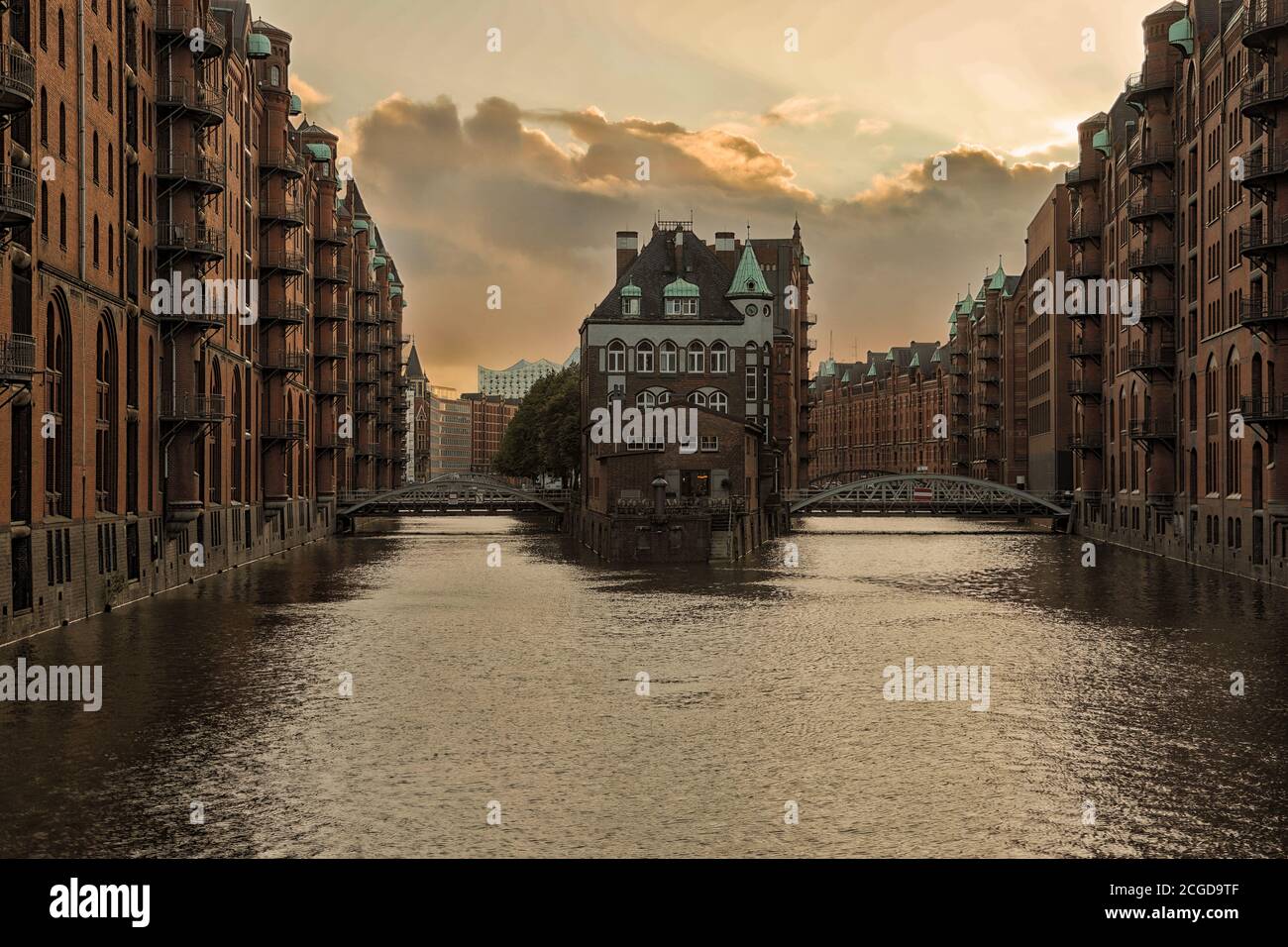 Die Speicherstadt ist eine große Touristenattraktion in Hamburg und steht im Mittelpunkt der meisten Hafenrundfahrten. Stockfoto
