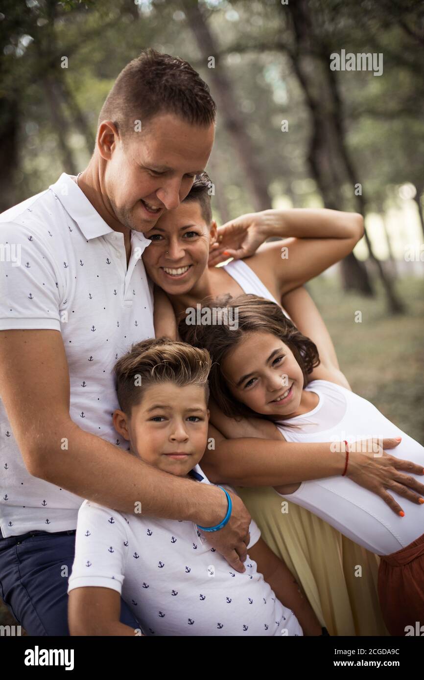 Mutter, Tochter im Teenageralter, Bruder und Vater haben Spaß Stockfoto