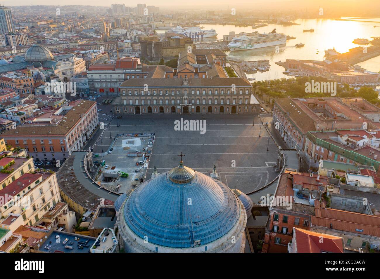 Neapel, Piazza Plebiscito all'alba. In Primo Piano San Francesco da Paola, e il Palazzo reale, con il San Carlo Stockfoto