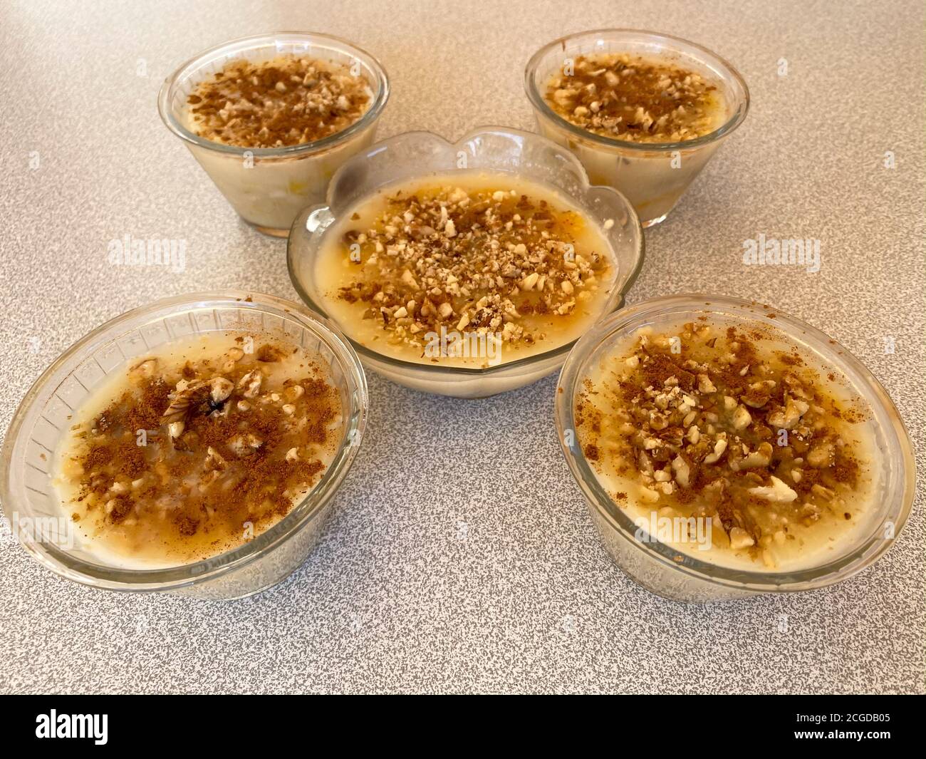 Traditionelles türkisches Dessert ist Asure 'Noah's Pudding'in Schale auf dem Tisch. Stockfoto