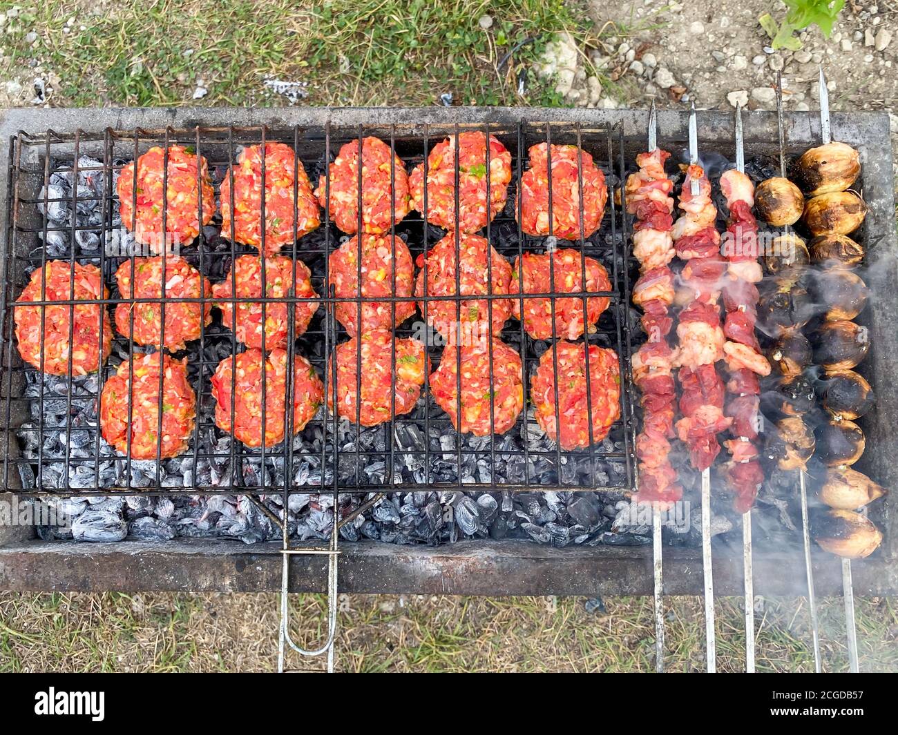 Köstliches gegrilltes Fleisch auf dem Grill. Fleisch auf dem mangal in der Natur. Picknick. Nahaufnahme. Stockfoto