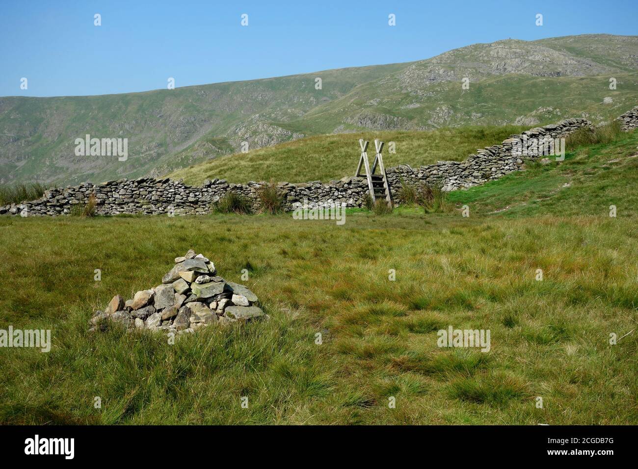 Wand/Leiter Stile/Steinhaufen am Gipfel des Scandale Passes vom Caisteon Glen Path im Lake District National Park, Cumbria, England, Großbritannien. Stockfoto