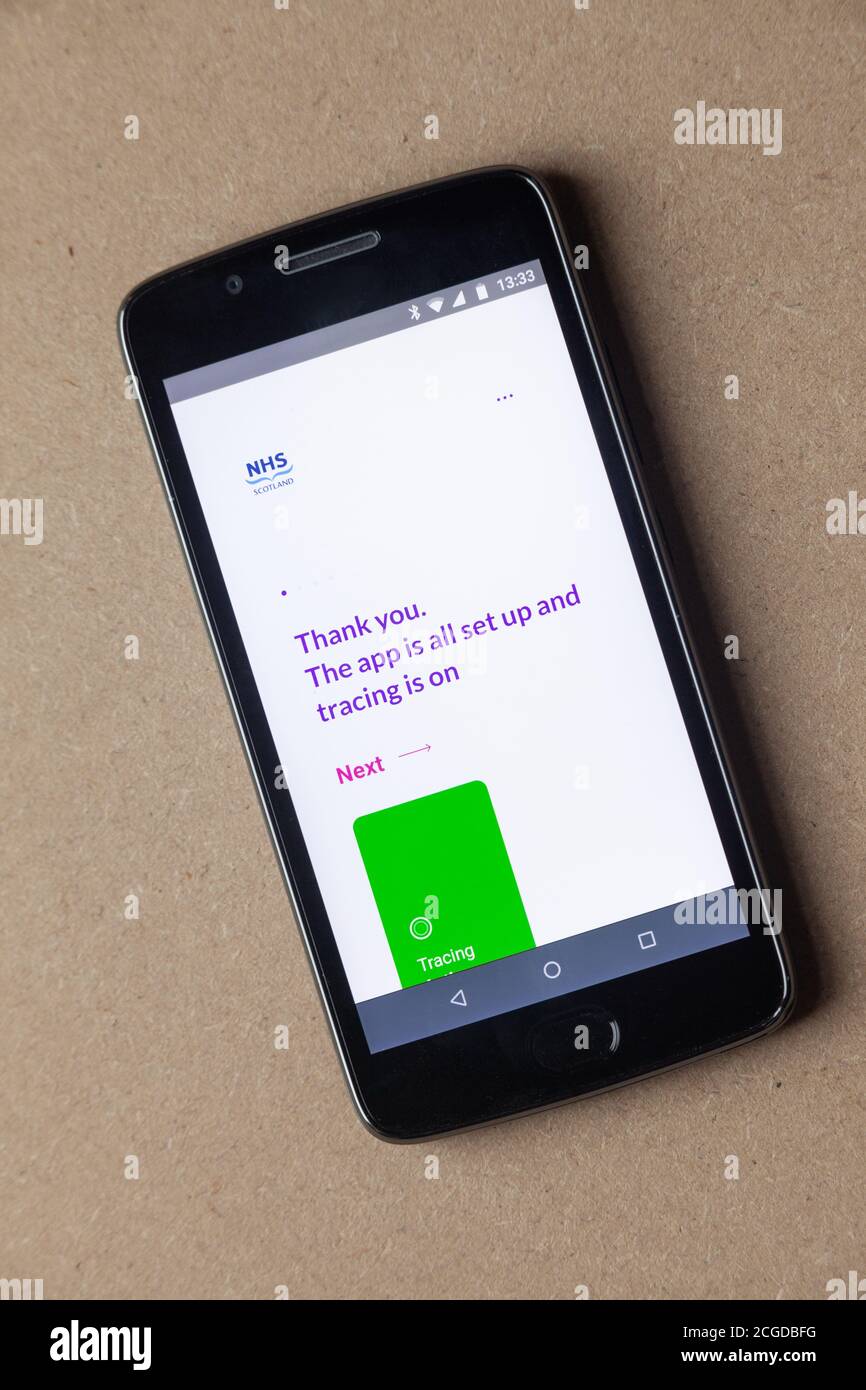 Menschen, die in Schottland leben oder besuchen, wurden aufgefordert, die NHS Protect Scotland Kontaktverfolgungs-App herunterzuladen. Stockfoto
