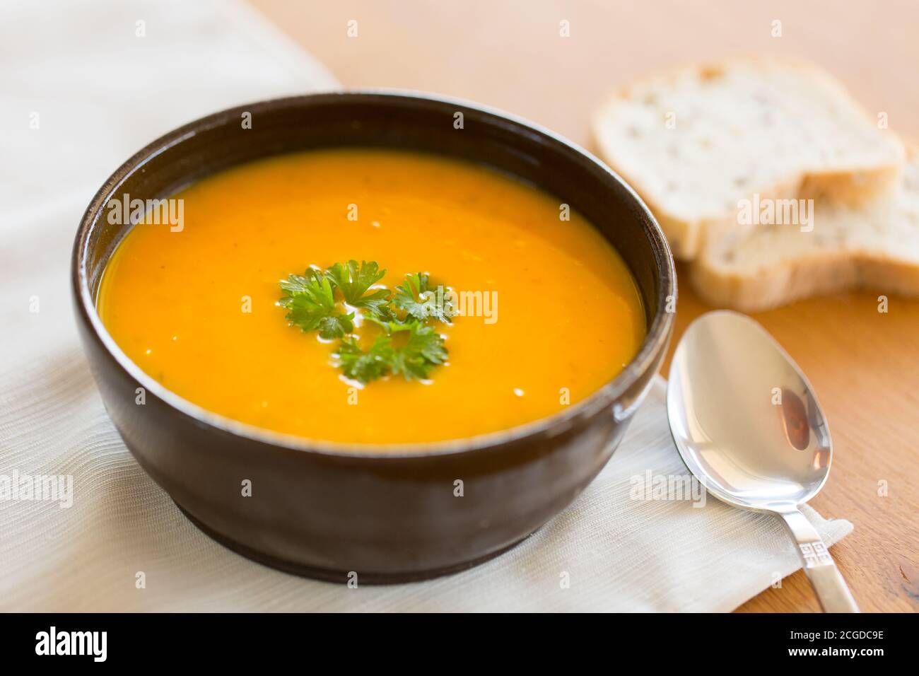 Hausgemachte Kürbissuppe mit Petersilie Stockfoto