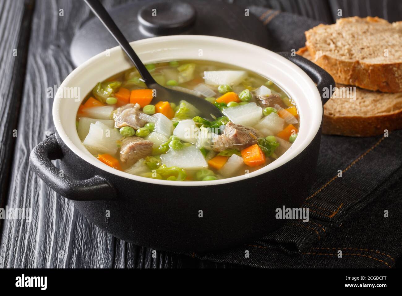 Traditionelle schottische Rezept Hairst Bree Hotch Potch Suppe close-up in einem Topf auf dem Tisch. Horizontal Stockfoto
