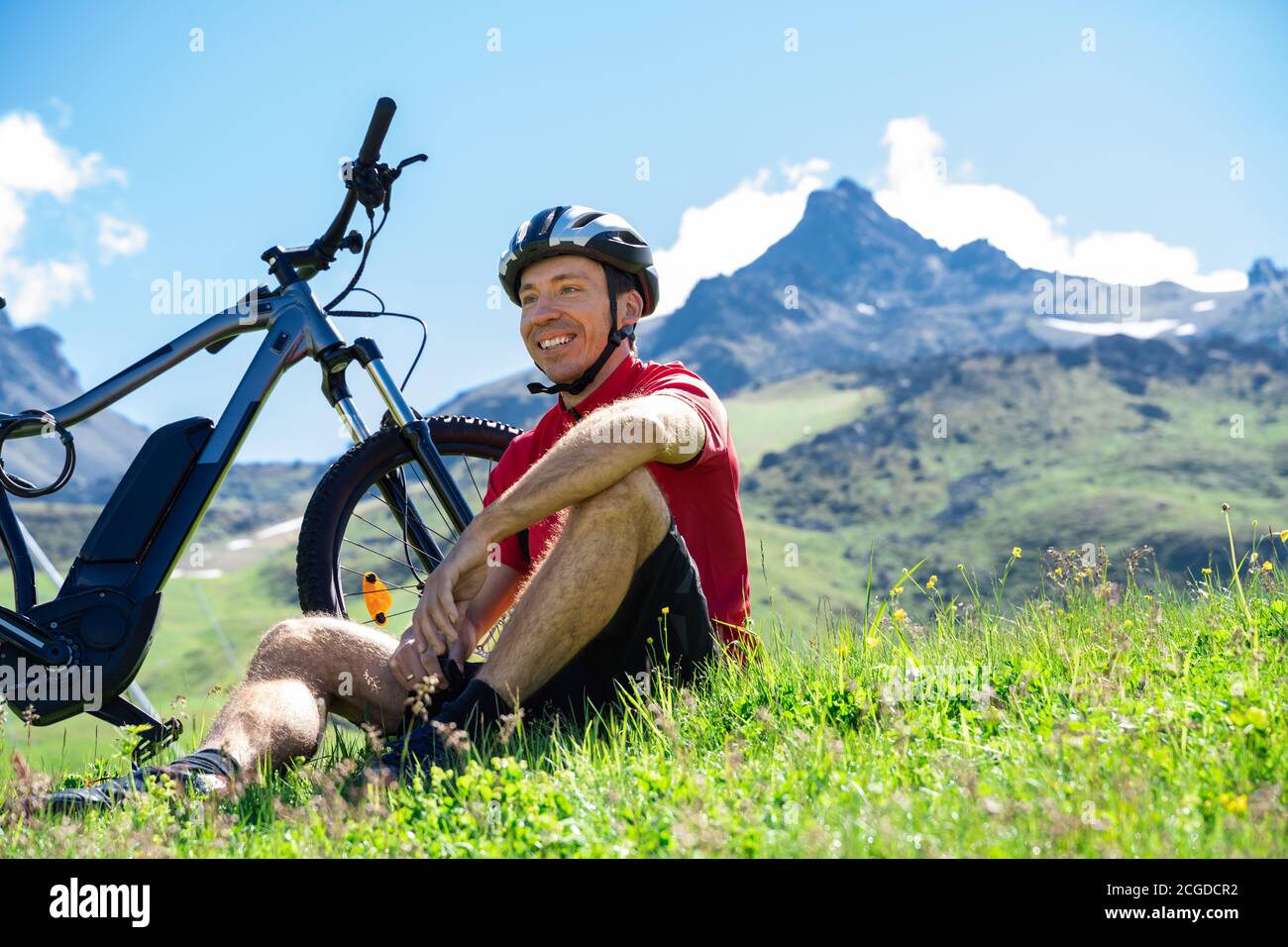 E Bike Fahrrad in Österreich. Mann Im Helm Mit Mountain Ebike Stockfoto