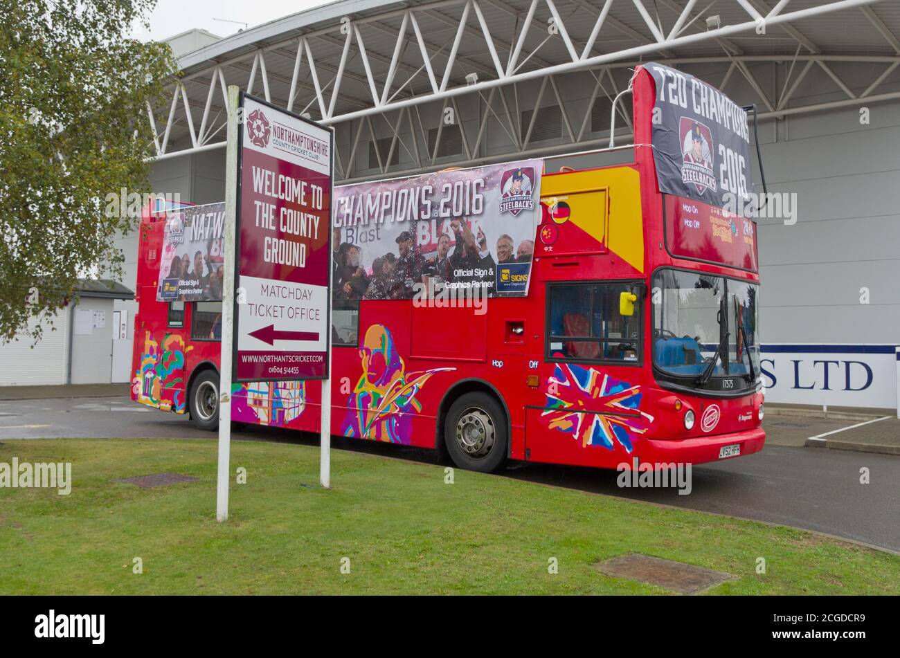 Dekorierter roter Doppeldeckerbus auf dem County Ground, Northampton, Großbritannien, um den Sieg des Cricket-Clubs im T20-Wettbewerb 2016 zu feiern. Stockfoto