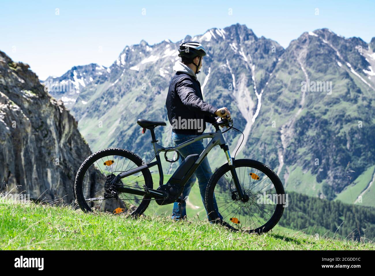 E Bike Fahrrad in Österreich. Mountain Ebike Im Sommer Stockfoto