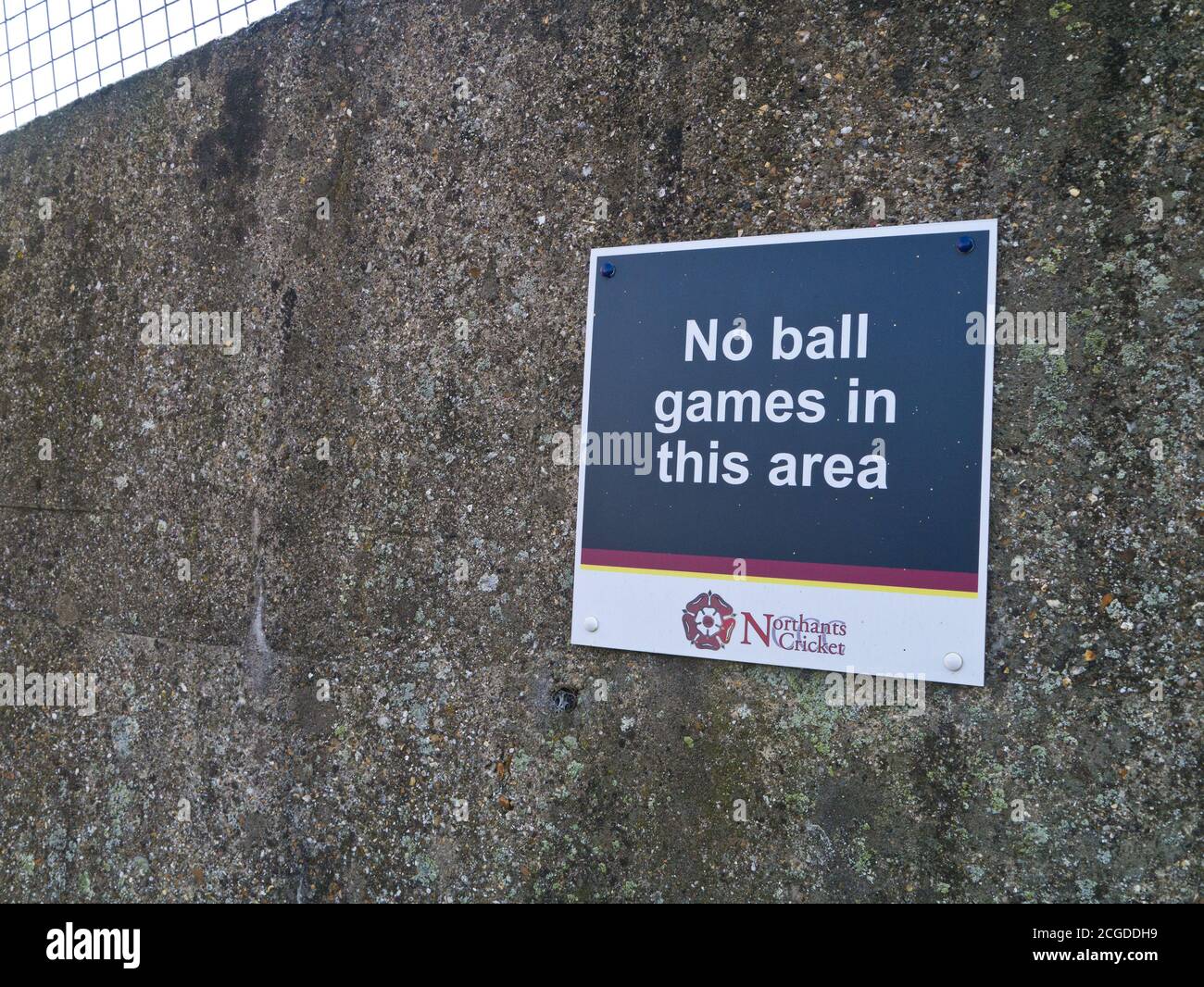 Ironisches Zeichen in einem Cricket-Boden sagen, keine Ballspiele erlaubt; County Ground, Northampton, Großbritannien Stockfoto