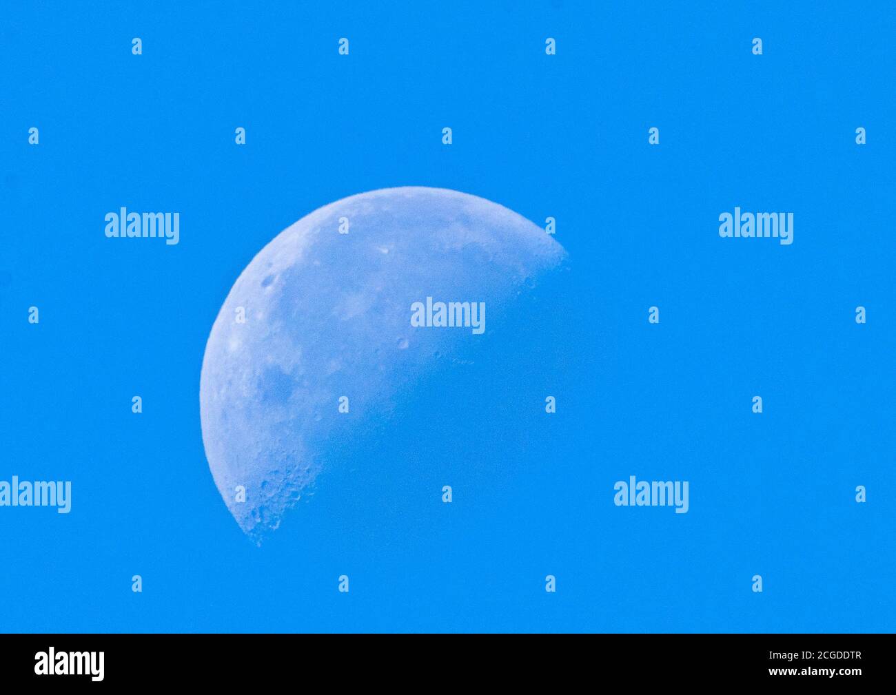 Blauer Mond, Tagesmond, Vereinigtes Königreich, Sommer 2020 Stockfoto