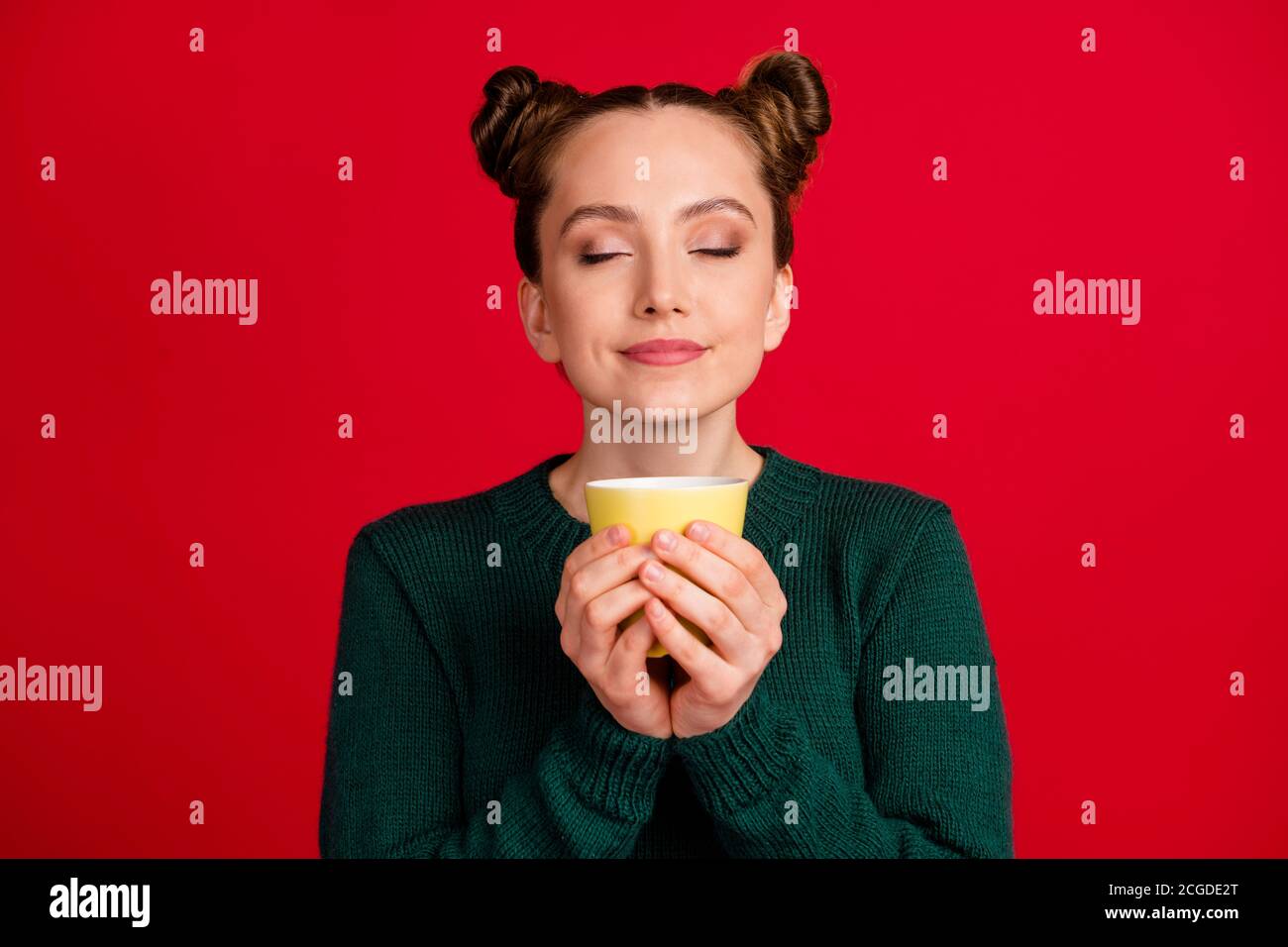 Close-up Porträt von ihr sie schön attraktiv hübsch niedlich schön Charmante verträumte fröhliche Mädchen trinken Latte grünen Tee Pause Entspannen Sie sich isoliert auf Stockfoto