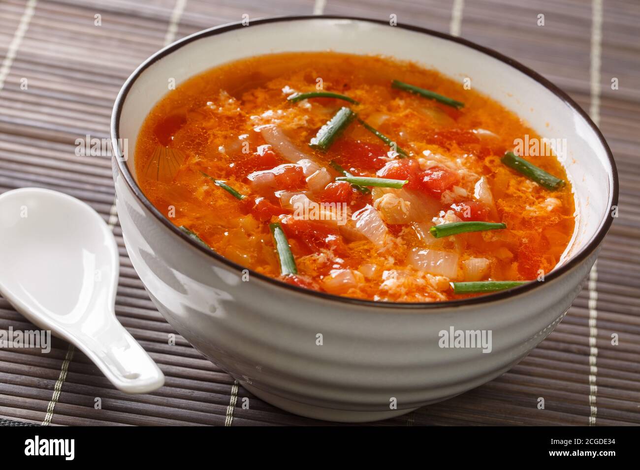 Würzige leckere Tomateneitropfen Suppe close-up in einer Schüssel auf dem Tisch. Horizontal Stockfoto