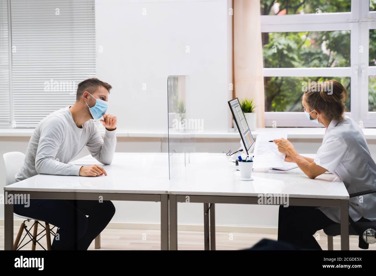 Arzt Im Krankenhaus Healthcare Consultant Meeting Mit Gesichtsmaske Stockfoto