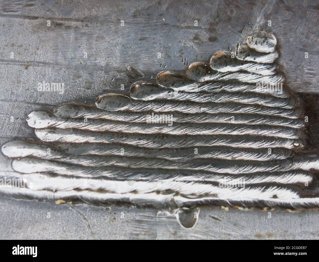 Detail der Metallarbeiten in Maggi Hambling's Stahlschalenskulptur "Scallop", einer öffentlichen Kunstinstallation am Strand von Aldeburgh, Suffolk. Stockfoto