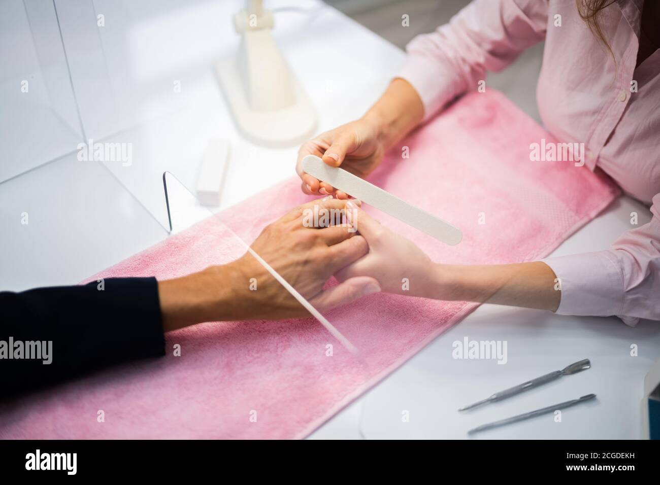 Nägel Reinigung Pflege Und Maniküre Service Mit Sozialer Distanzierung Stockfoto