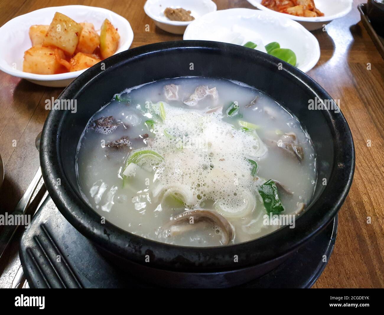 Soondae Gukbap, hergestellt durch das Setzen gekochten Reis in heiße Suppe mit koreanischer Blutwurst durch dampfende Schweineingeweide mit verschiedenen Zutaten gefüllt gemacht. Stockfoto