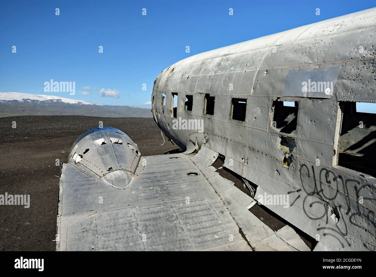 Blick vorbei an den Triebwerken und Flügeln des Solheimasandur Plane Wrack in Richtung Cockpit. Ein heller sonniger Tag mit blauem Himmel in Island. Stockfoto