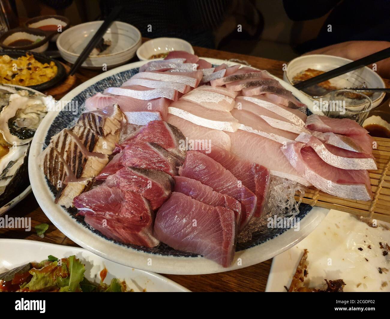 Yellowtail oder japanischer Amberjack Sashimi, frischer roher Fisch in dünne Stücke geschnitten und mit Wasabi und Sojasauce gegessen. Bangeo auf Koreanisch. Stockfoto