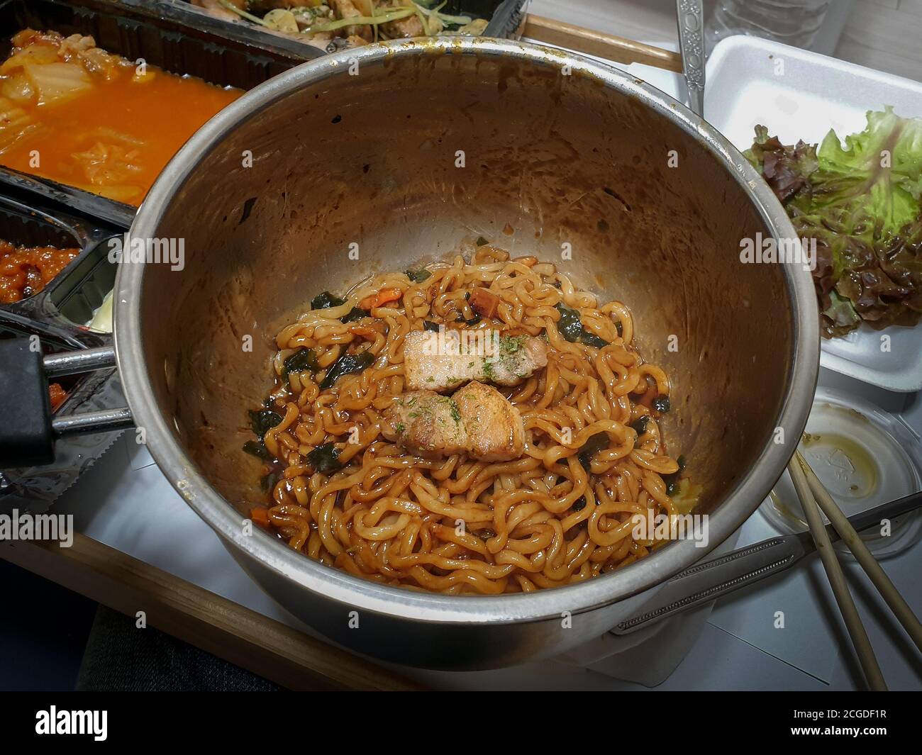 Jjapaguri, oder Chapaguri, Kombination von zwei verschiedenen koreanischen Instant Nudeln. Übersetzt ins Englische als RAM-don im Film Parasite. Stockfoto