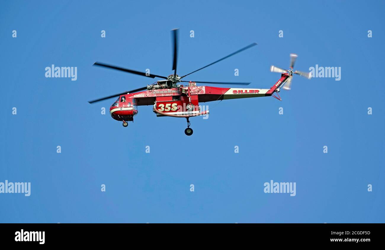 Ein riesiger Sikorski 64 Skykran Hubschrauber, der zur Bekämpfung von Waldbränden in den Cascade Mountains bei Bend, Oregon, eingesetzt wird. Stockfoto