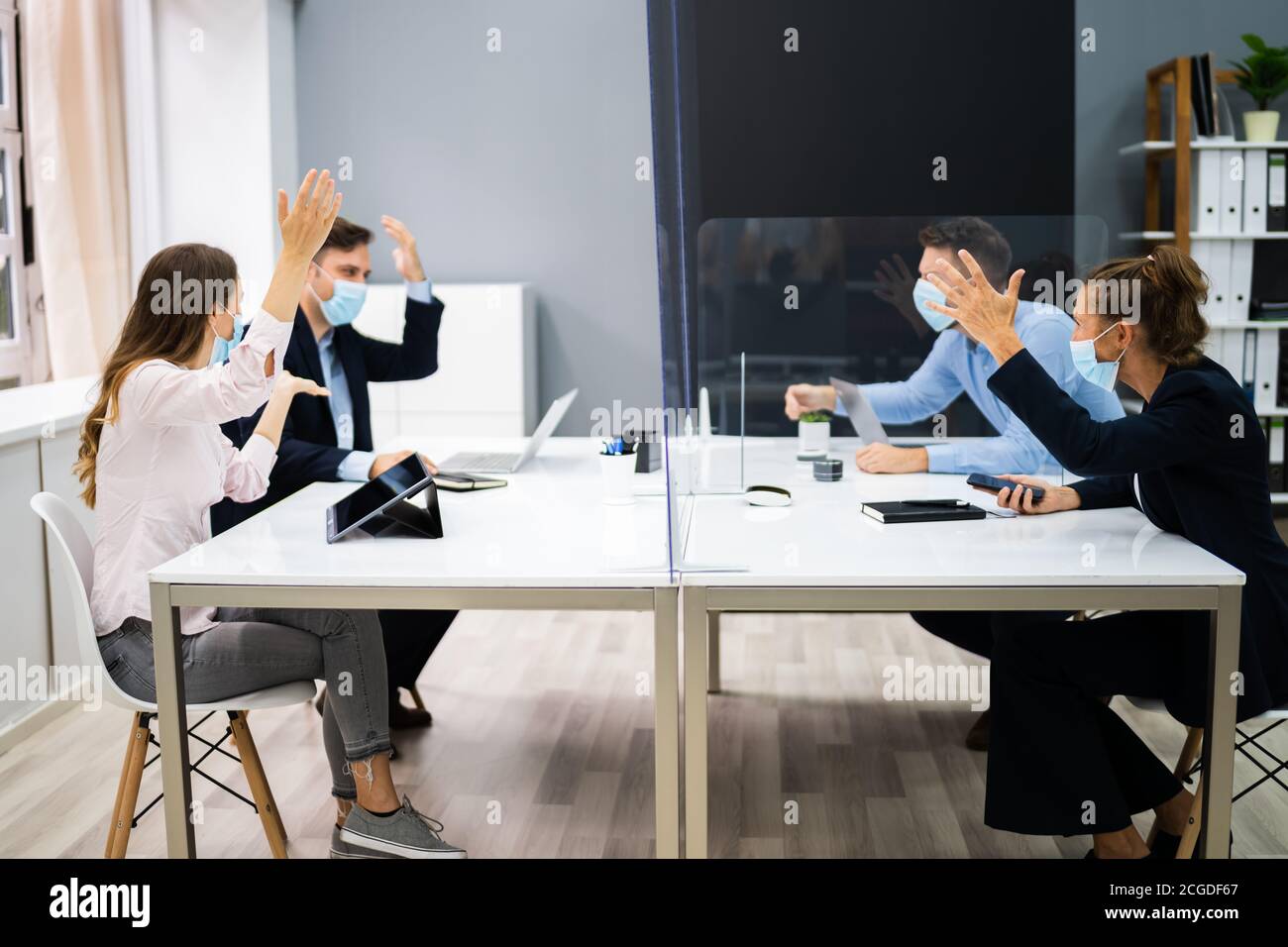 Büroangestellte Druck Und Chef Konflikt Bei Der Arbeit Tragen Gesicht Maske Stockfoto