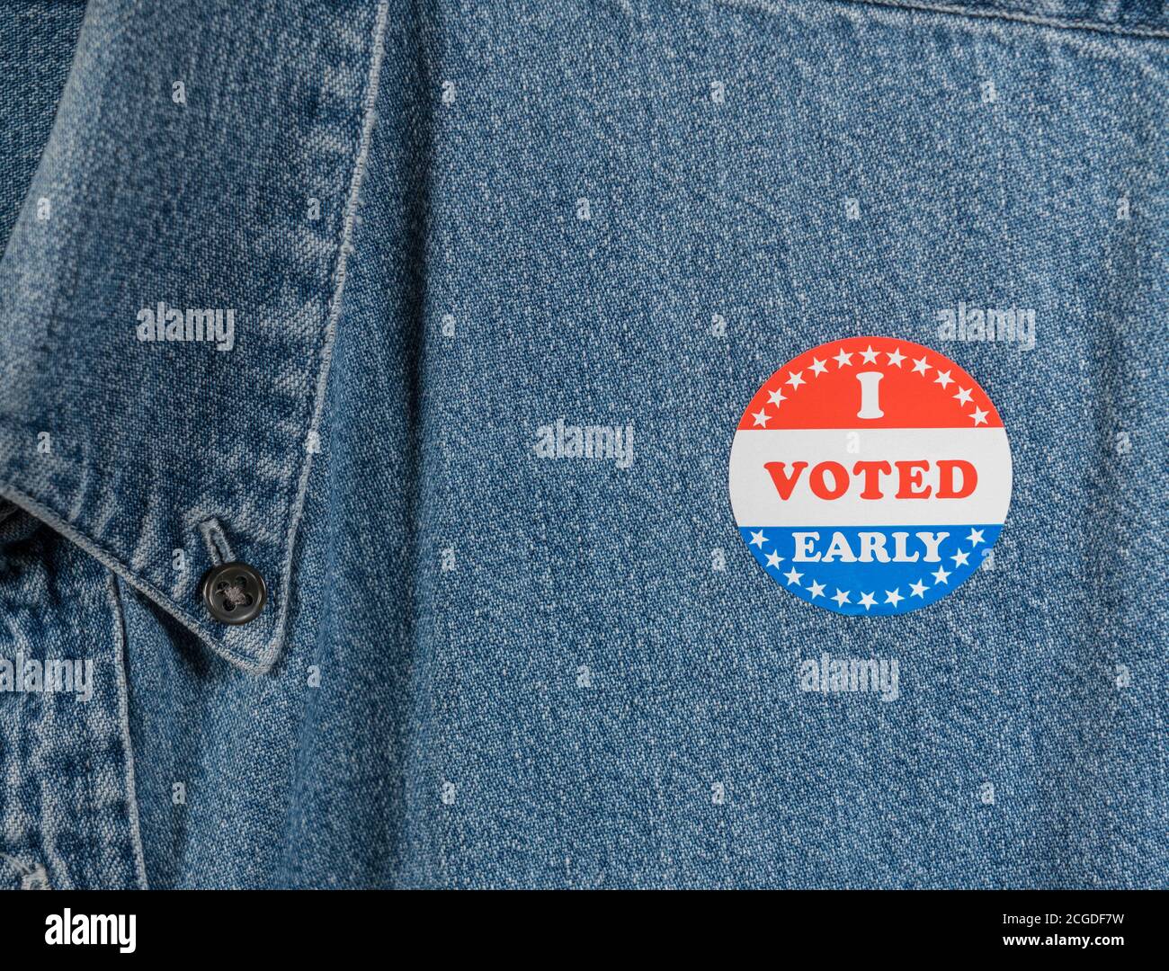 Ich habe früher Sticker oder Kampagne Knopf auf der blauen abgestimmt Denim Arbeitshemd Kragen für Wahlen in den USA Stockfoto