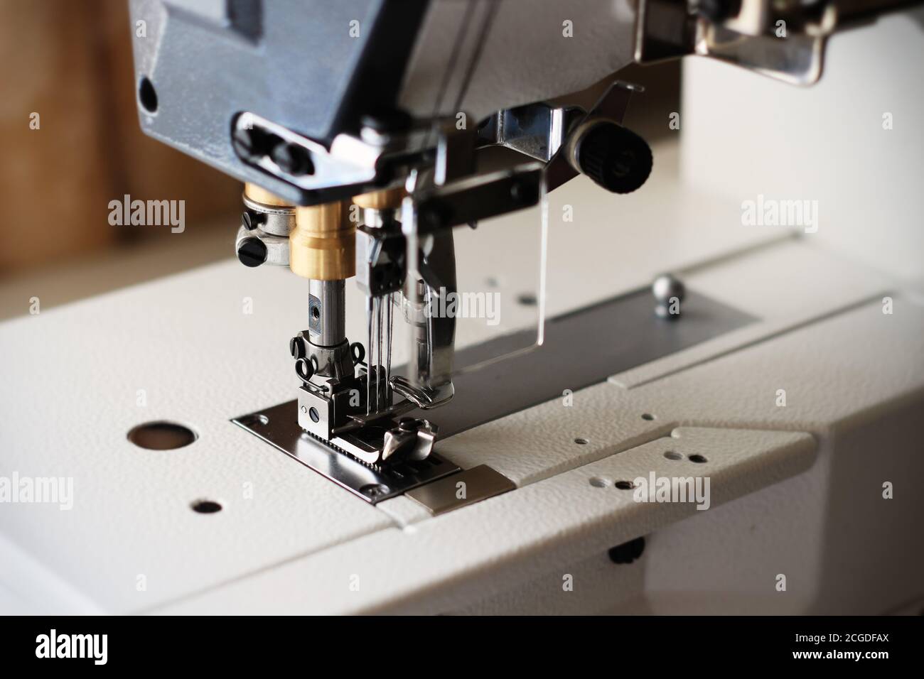 Industrielle Flachnähmaschine. Nahaufnahme. Weichfokus Stockfoto