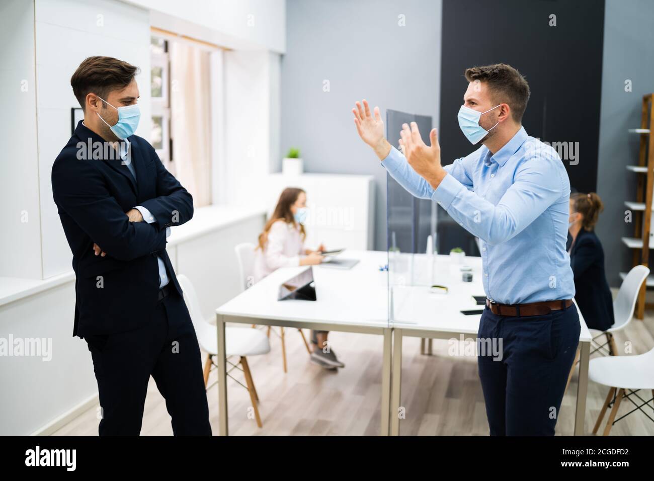 Angry Business Man Bedrohlich, Druck Und Argumentation Stockfoto