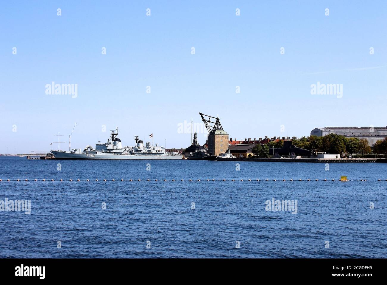 Marinekriegschiff liegt im Hafen von Kopenhagen. Dänemark. Stockfoto