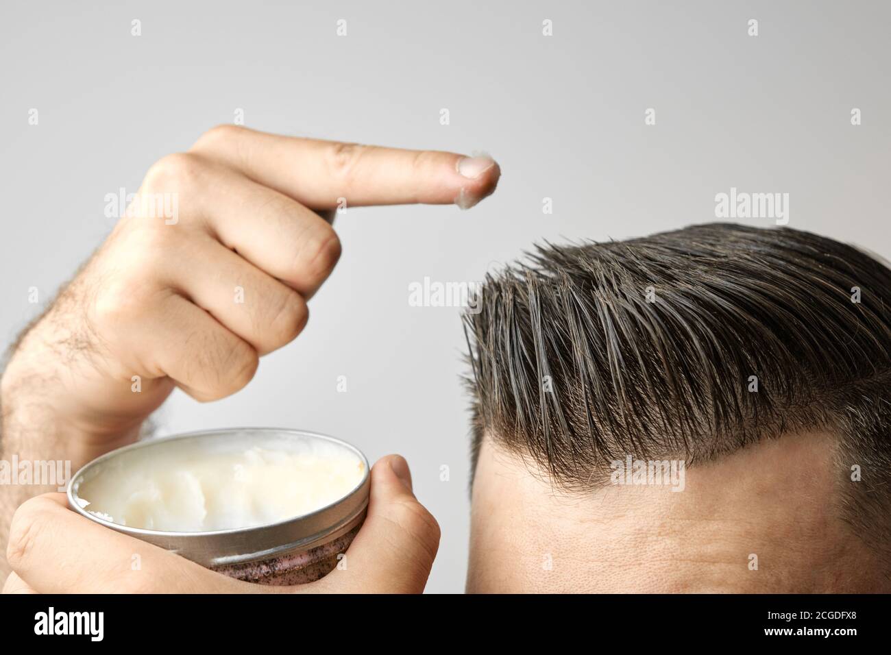 Mann Der Einen Ton Pomade Wachs Gel Oder Mousse Aus Runden Metallbox Zum Styling Seiner Haare Nach Friseurladen Haarschnitt Werbekonzept Von Mans Stockfotografie Alamy