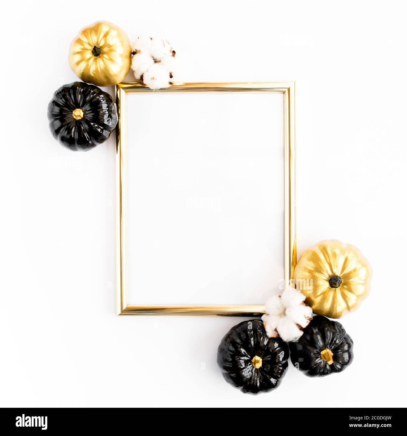 Goldrahmen verziert mit schwarzem und goldenem Halloween Kürbis mit Platz für Text. Isoliert auf weißem Hintergrund. Flach liegend, Draufsicht. Stockfoto