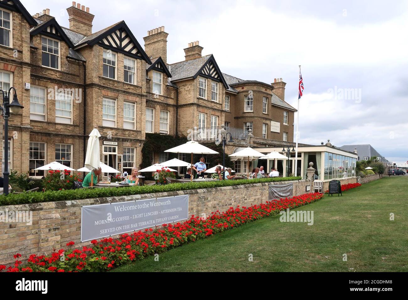 Aldeburgh, Suffolk, Großbritannien - 9. September 2020: Sonniger Herbsttag an der Ostküste von Anglia. Das Wentworth Hotel und Restaurant direkt am Meer. Stockfoto