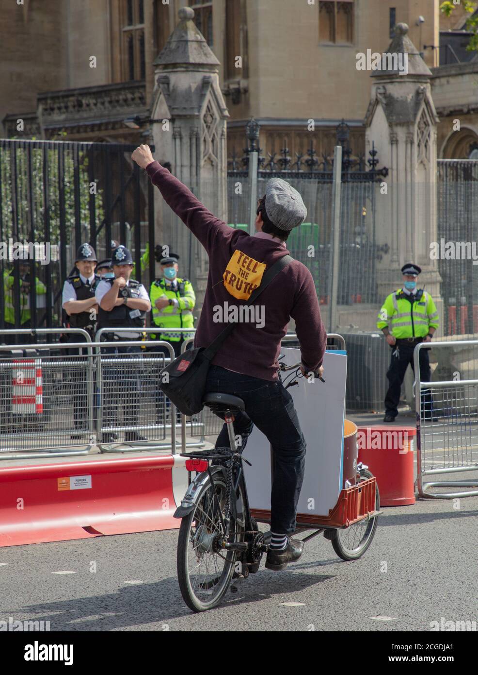 London, Großbritannien. September 2020. Member of Extinction Rebellion Climate change Action Group macht eine Geste vor dem Parlament während eines weiteren Tages von Protestaktionen. Quelle: Joe Kuis / Alamy News Stockfoto